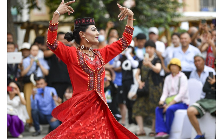 Шинжаанд соёлын биет бус өвийн үзэсгэлэн болж байна